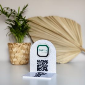 QR-kódos asztali tábla Kőhatású - Fekete